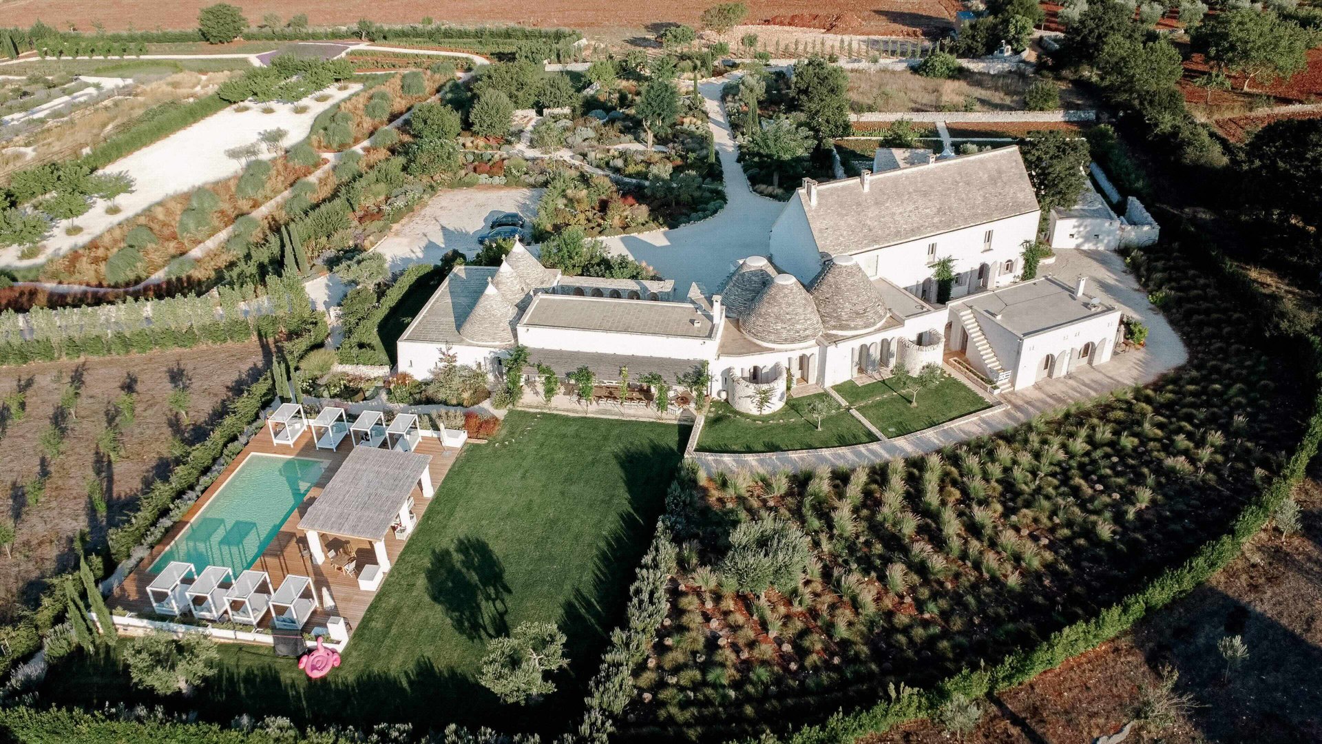 Masseria Pistola and its valley setting · Photograph 4